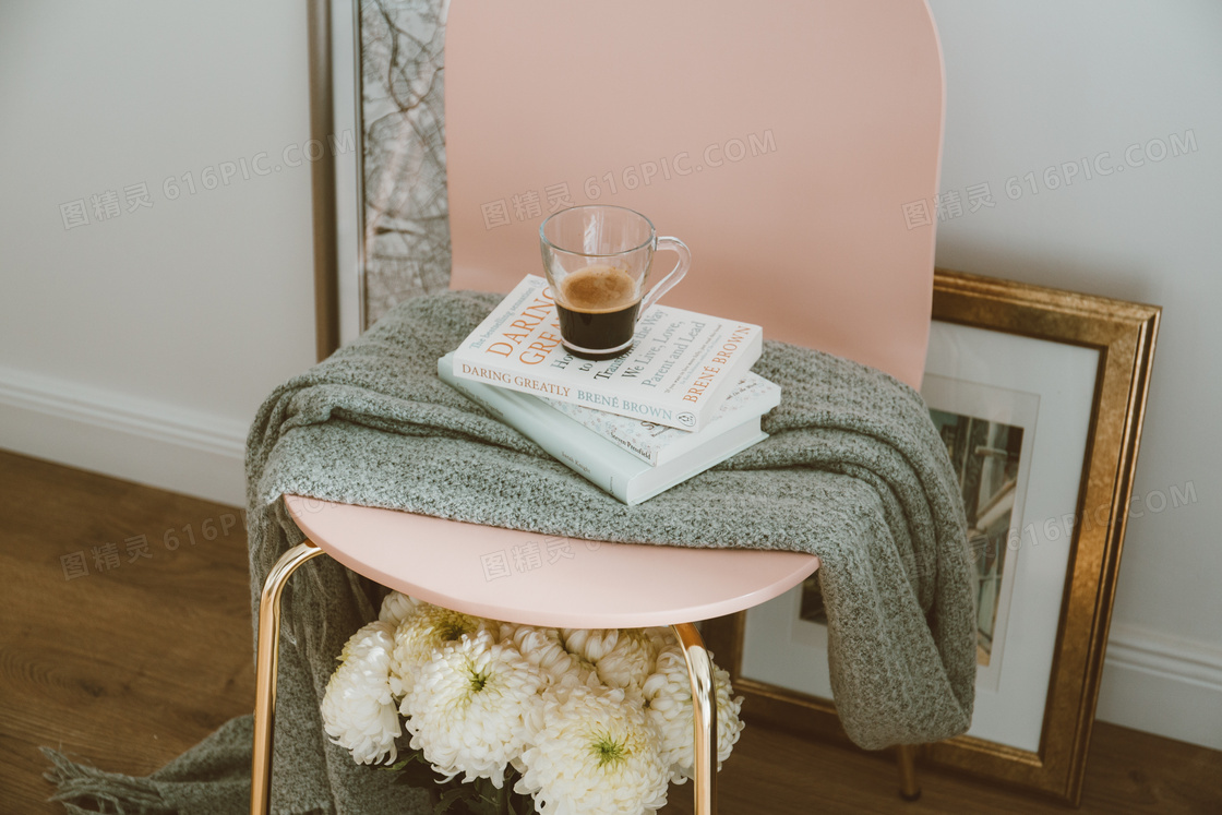 菊花与椅子上的咖啡等摄影高清图片
