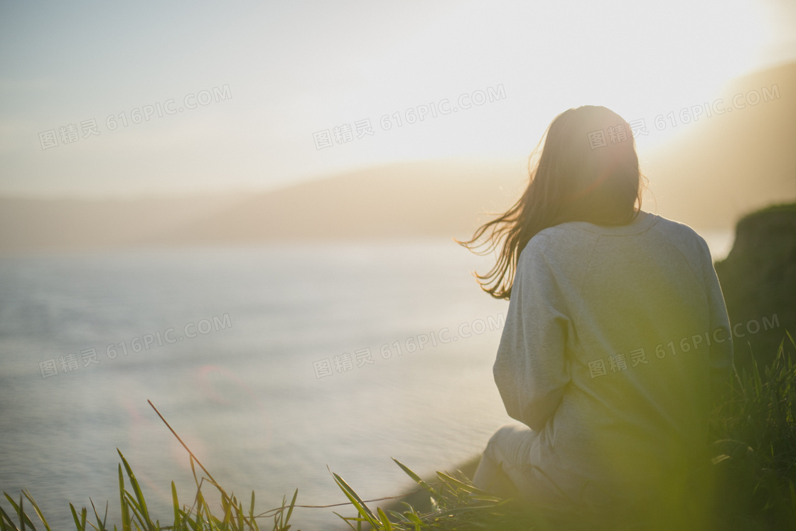 在高处鸟瞰海景的美女摄影高清图片