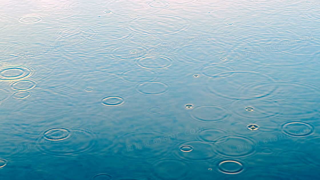 雨滴飘落到水面形成的涟漪高清图片