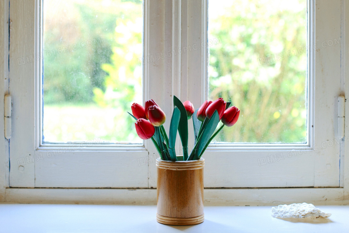 在窗台上的红色郁金香插花高清图片