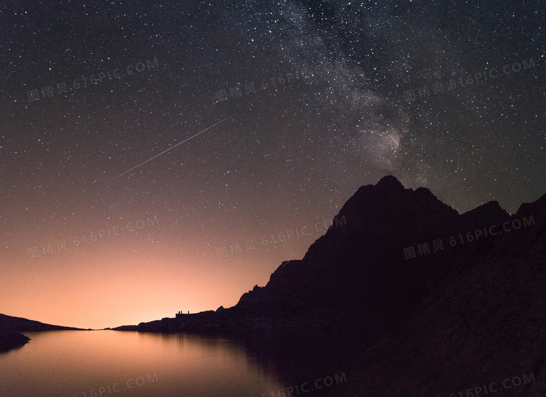 巍峨高山与点点繁星的天空高清图片