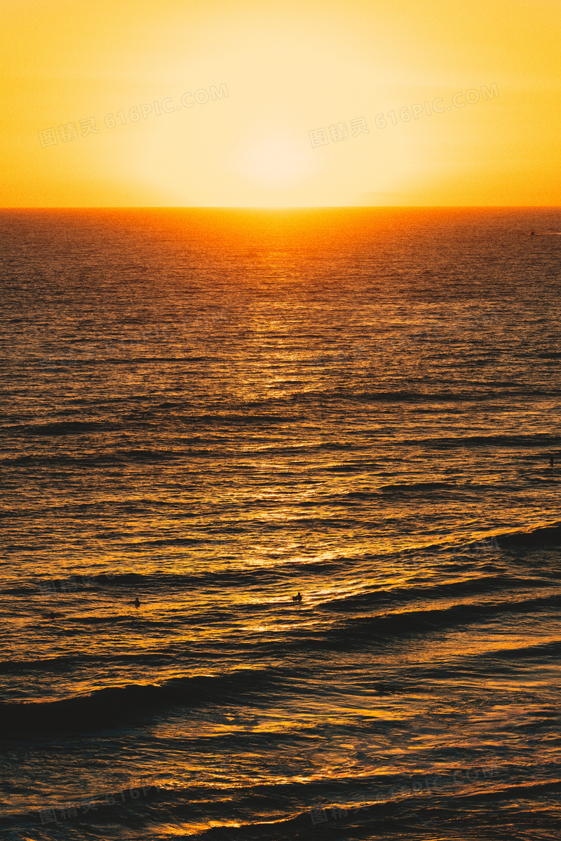 夕阳下泛着波光的大海摄影高清图片