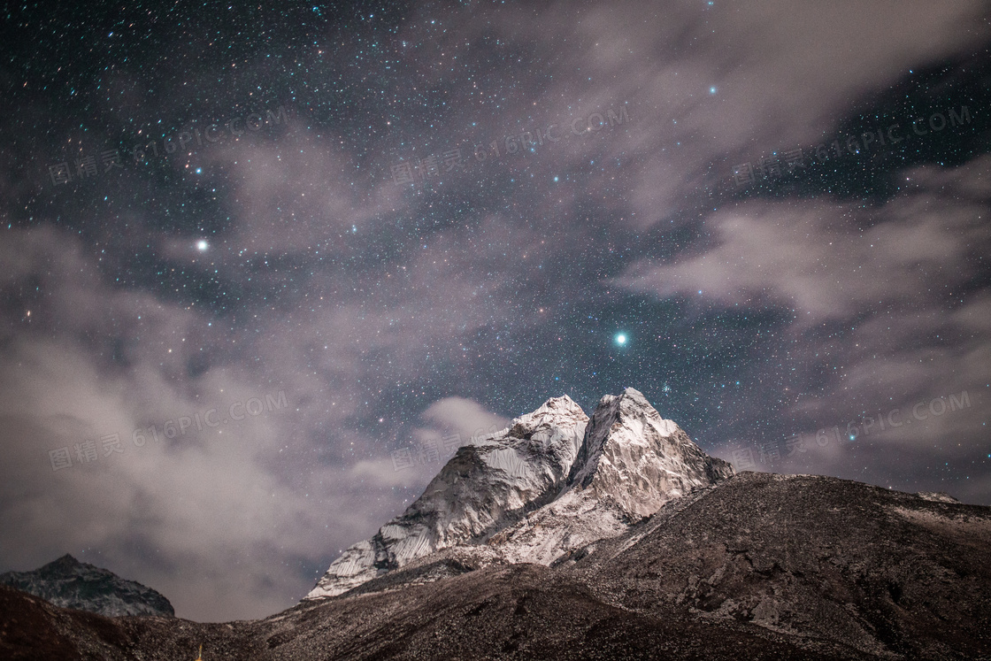 星空与巍峨的山峰风景摄影高清图片