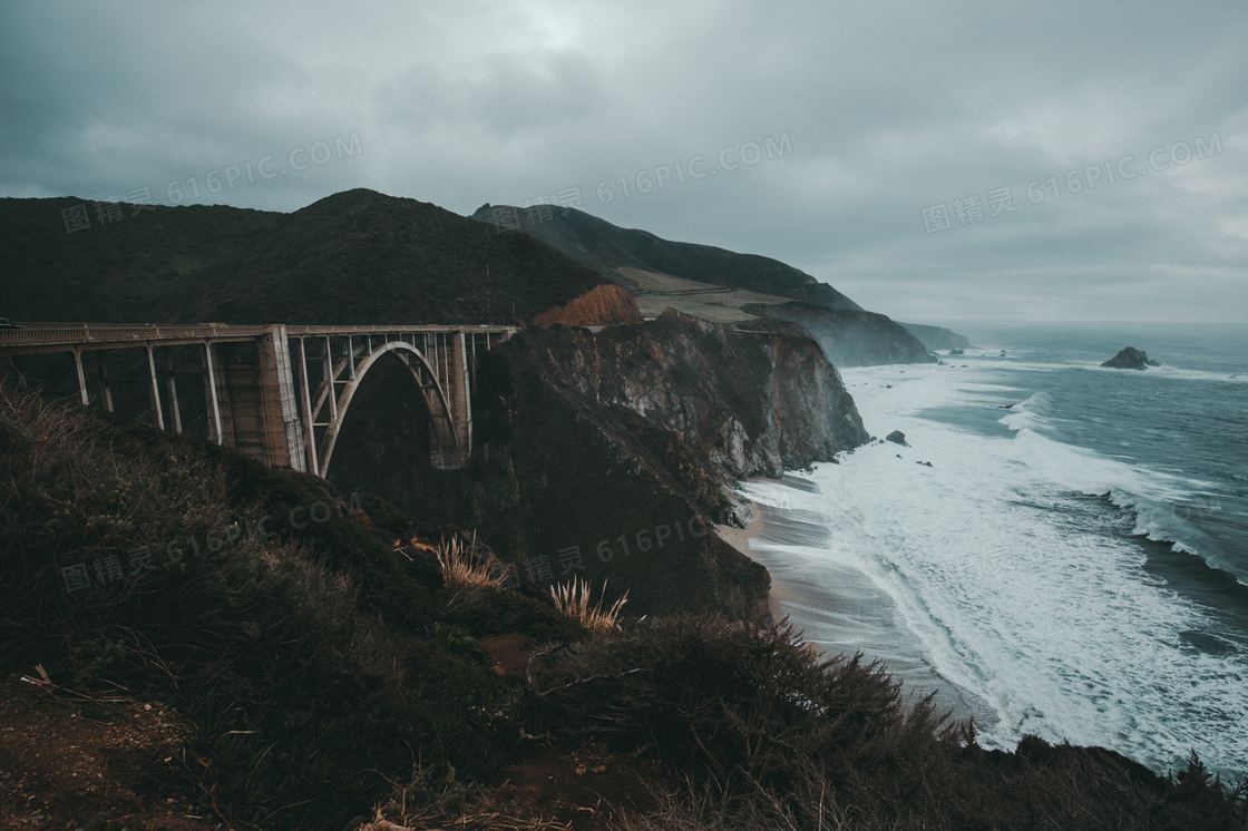 山丘桥梁与海边的波浪摄影高清图片