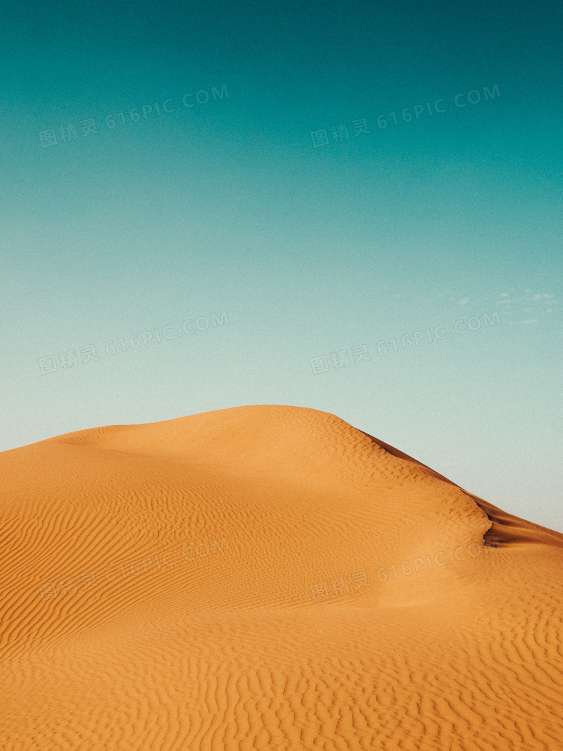 无云蓝天下的沙丘风光摄影高清图片