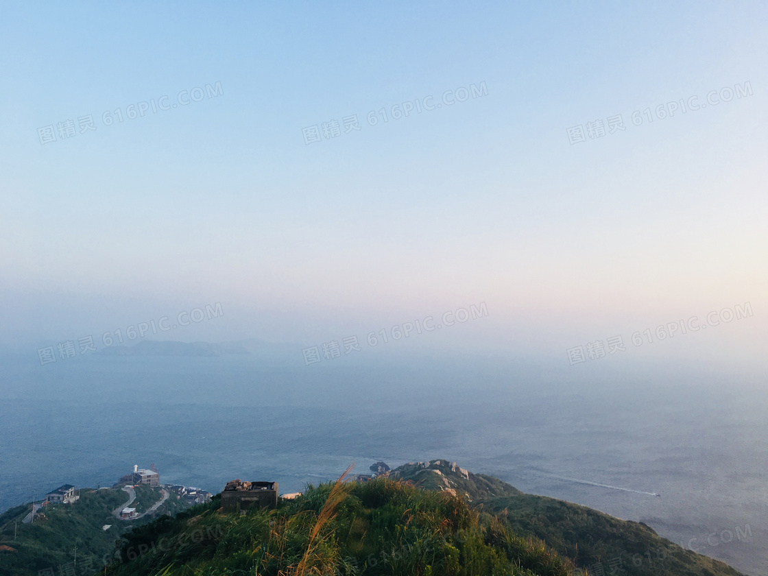 岛上山顶鸟瞰大海风光摄影高清图片