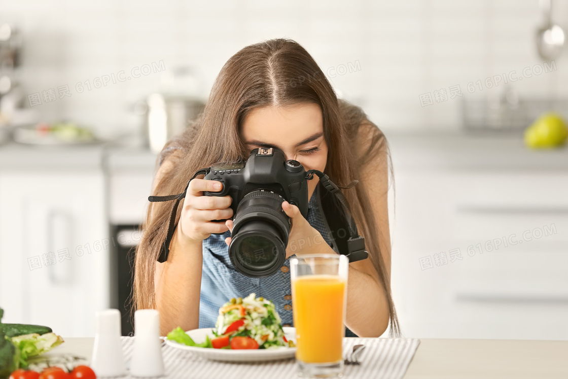 在专心拍摄美食的美女摄影高清图片