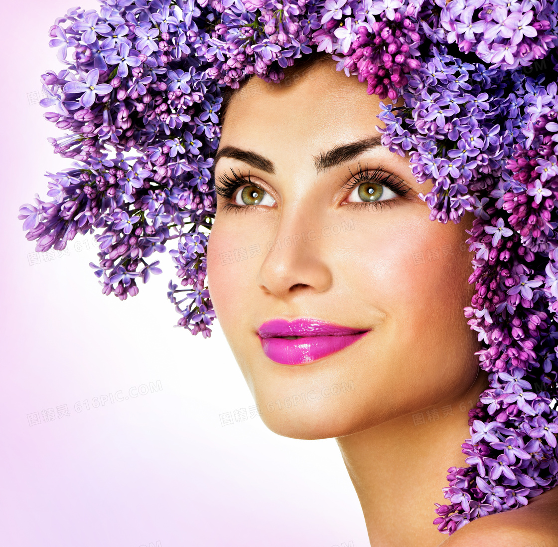 紫丁香装饰的浓妆美女摄影高清图片
