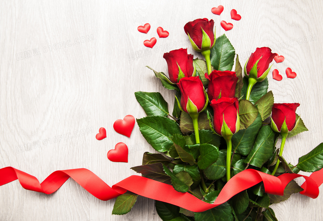 红心缎带与几朵玫瑰花摄影高清图片