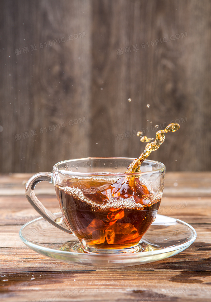 茶杯中溅起的茶水特写摄影高清图片