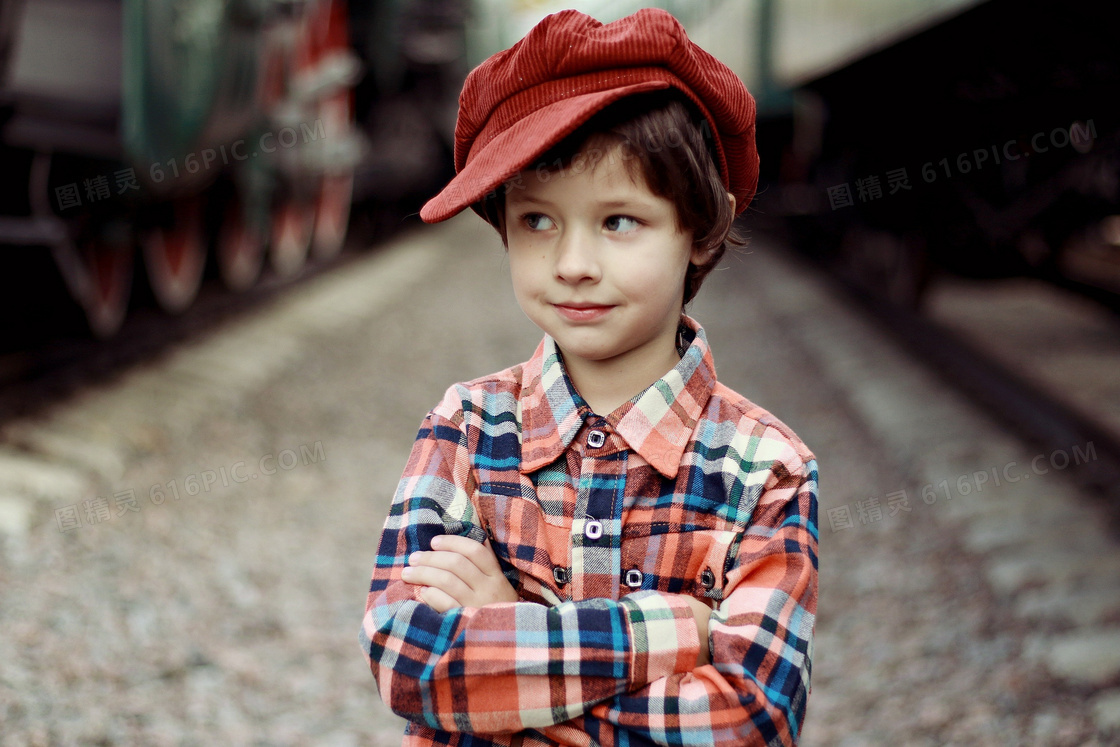 戴着帽子的小男孩人物摄影高清图片