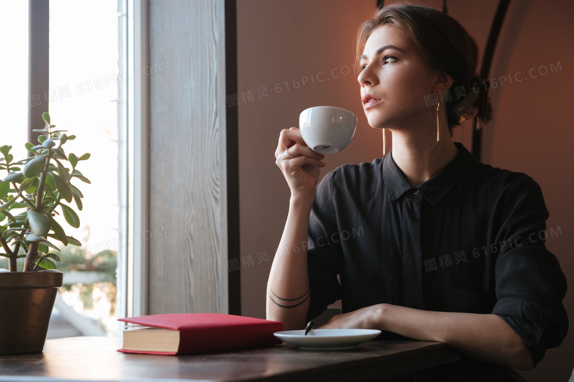 端起咖啡杯的美女人物摄影高清图片