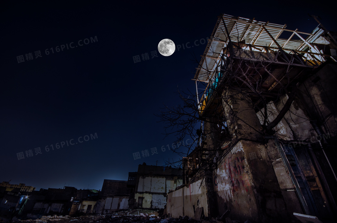 圆月与颓废破败的建筑摄影高清图片