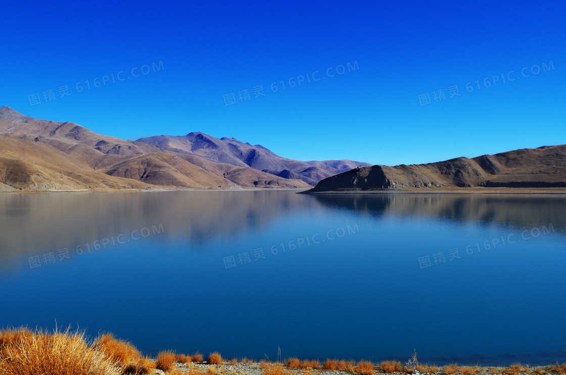蔚蓝天空下的湖泊美景摄影图片