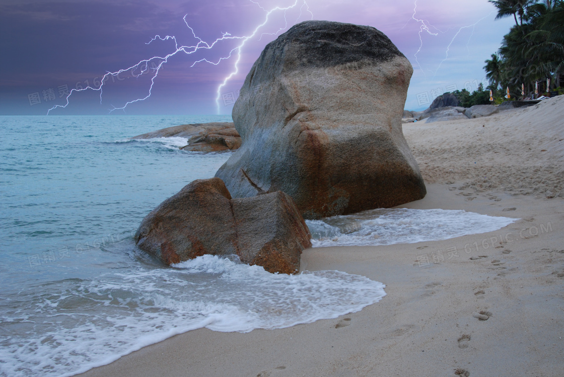 闪电与海边的巨石景观摄影高清图片