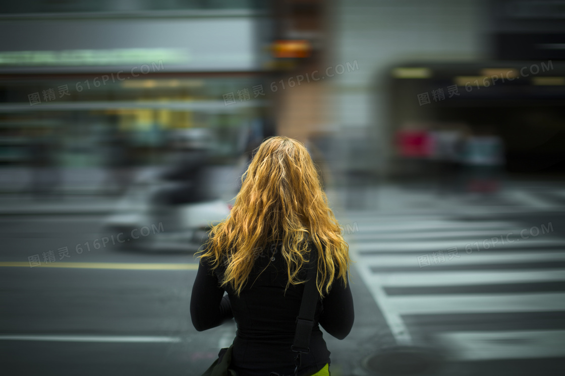 过马路的金发美女人物背影高清图片