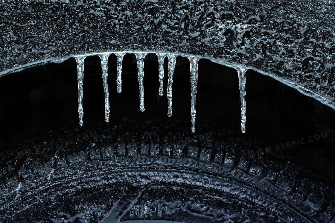 在表面覆冰的汽车轮胎摄影高清图片