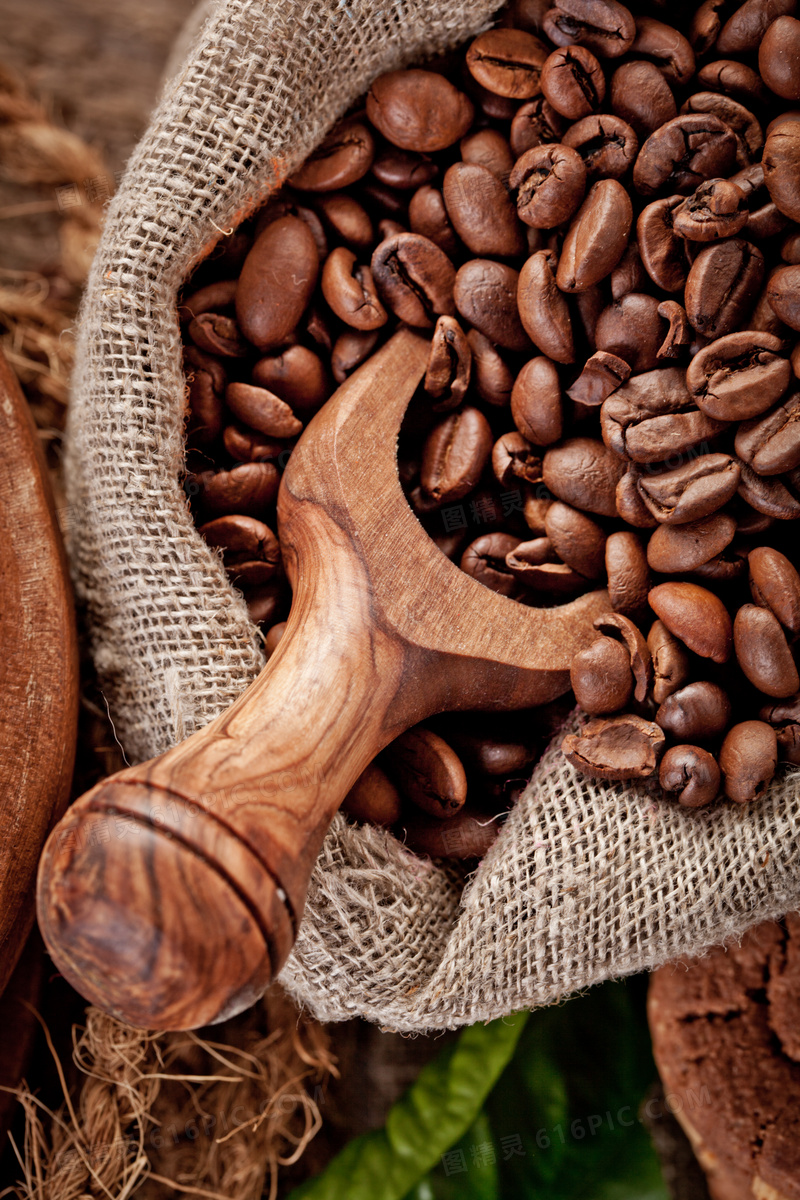 麻袋里的木铲与咖啡豆摄影高清图片
