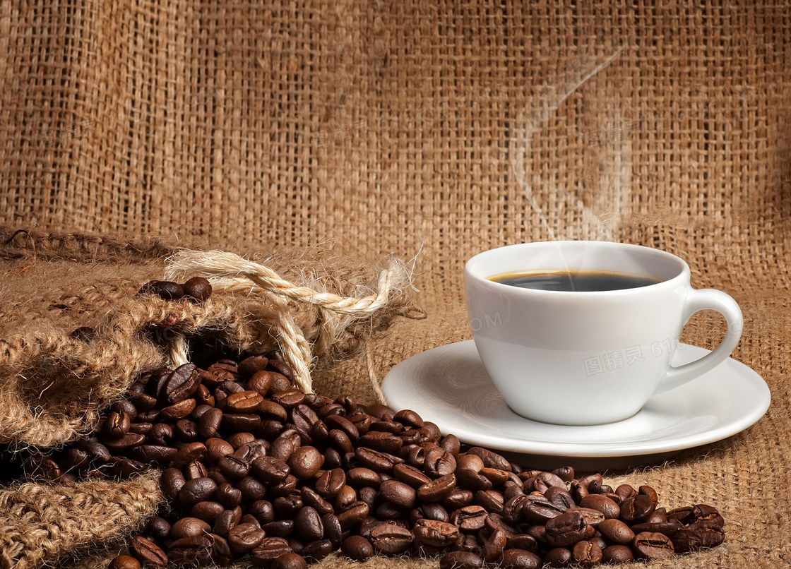 热咖啡与麻袋片上的咖啡豆高清图片