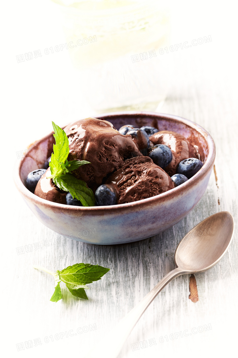 放碗里的蓝莓与冰淇淋摄影高清图片