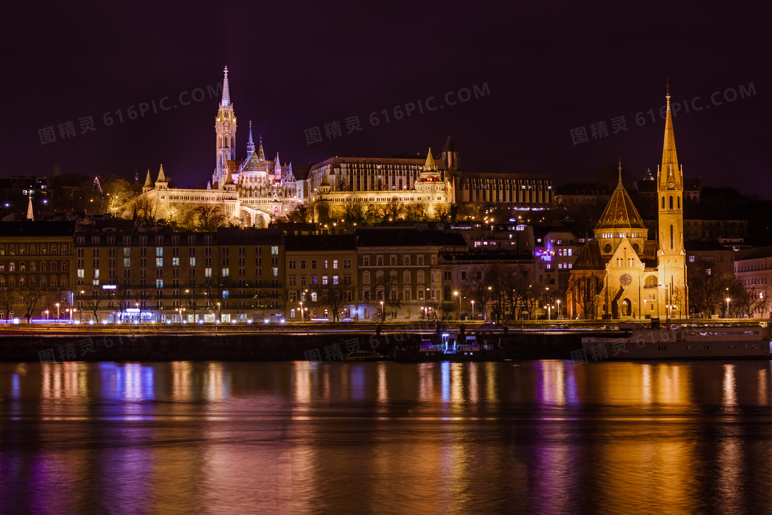 布达佩斯马蒂亚斯教堂夜景高清图片