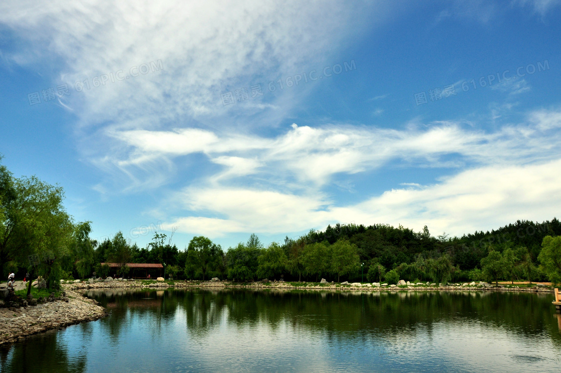 蓝天白云下的美丽湖泊高清摄影图片