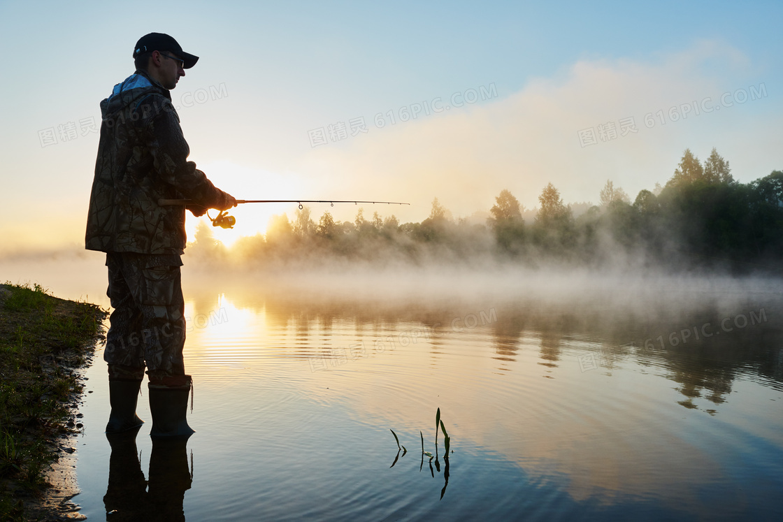 黄昏在河边钓鱼的男人摄影高清图片