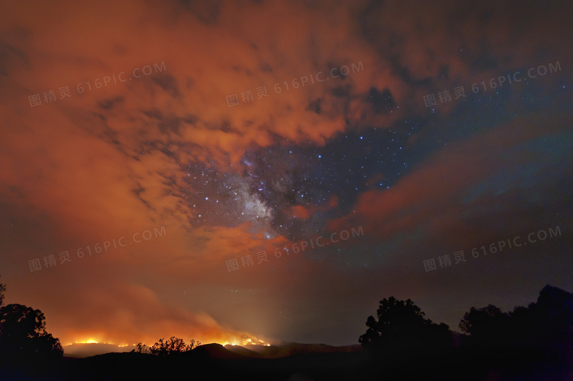 夜晚星空与森林大火等摄影高清图片