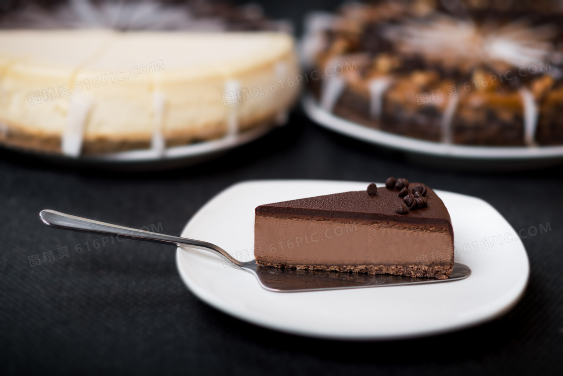 切开的巧克力蛋糕甜点摄影高清图片