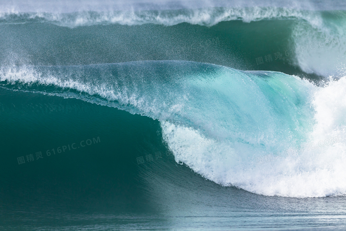 海面上卷起的层层波浪摄影高清图片
