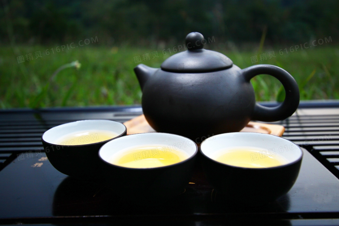 茶杯里沏好的茶水特写摄影高清图片