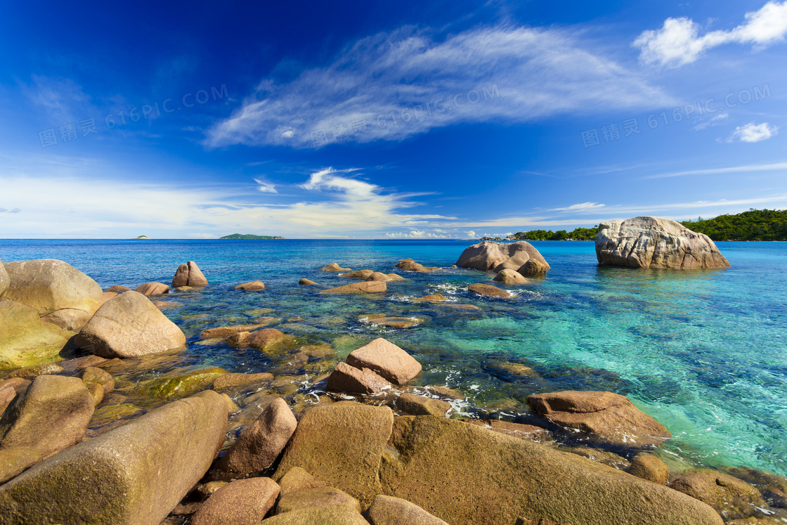 海边浅水区的岩石自然风光高清图片
