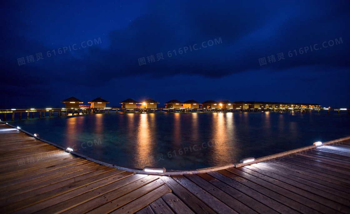 海边美丽的度假村夜景摄影图片