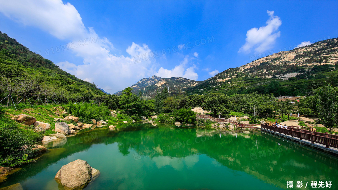 蓝天下的青山绿水美景摄影图片