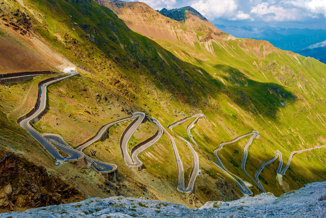 山坡上的蜿蜒盘山公路摄影高清图片