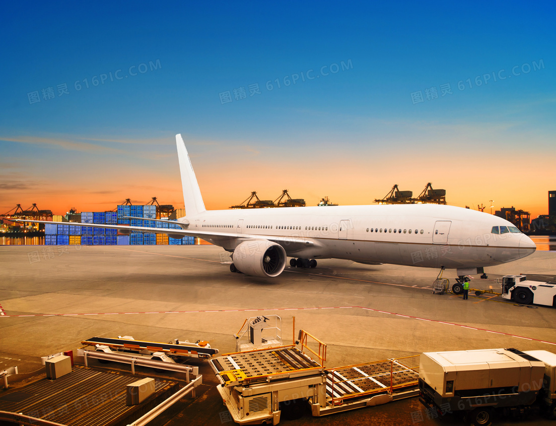 集装箱货场与在停机坪上的飞机图片