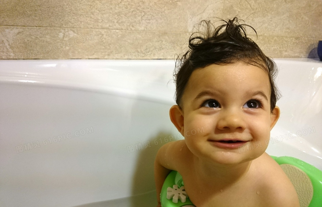 在浴缸里洗澡的小男孩摄影高清图片