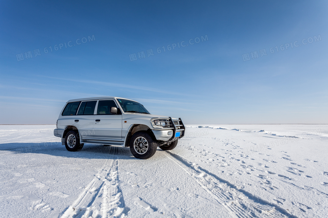 停留在雪地上的越野车摄影高清图片