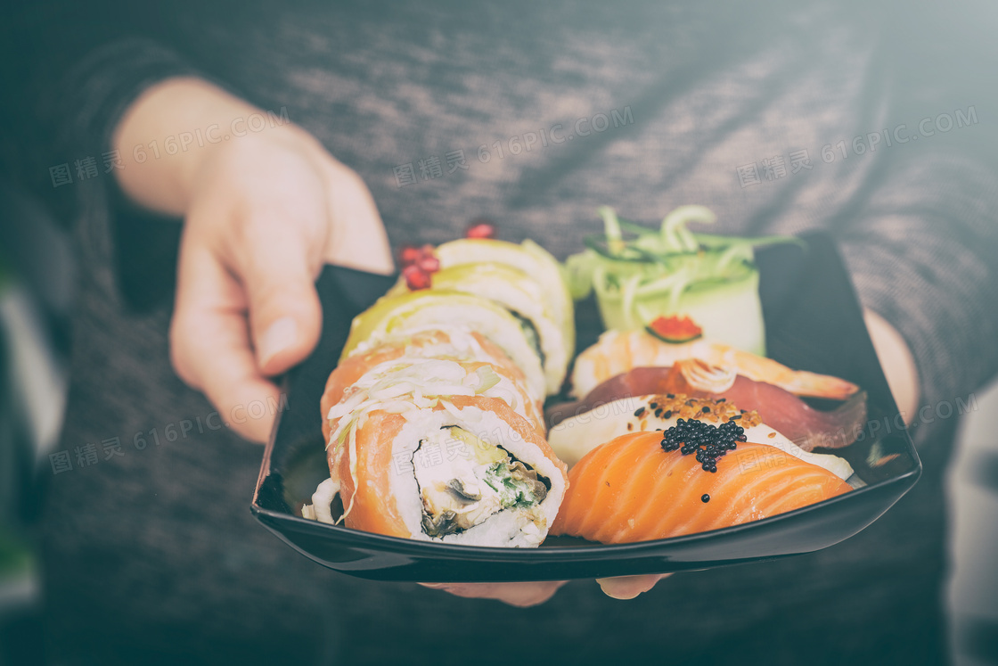 端在双手里的美味寿司摄影高清图片