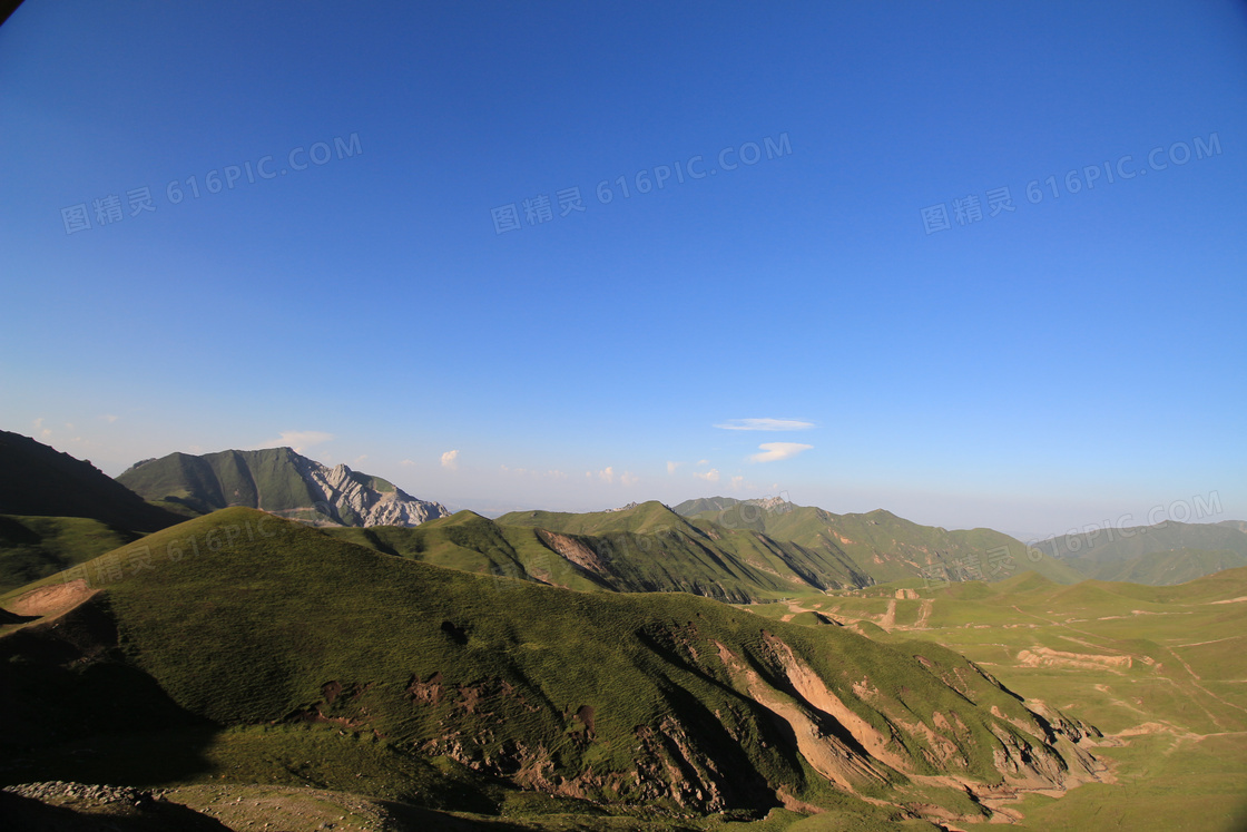 蓝天下的连绵山峰摄影图片