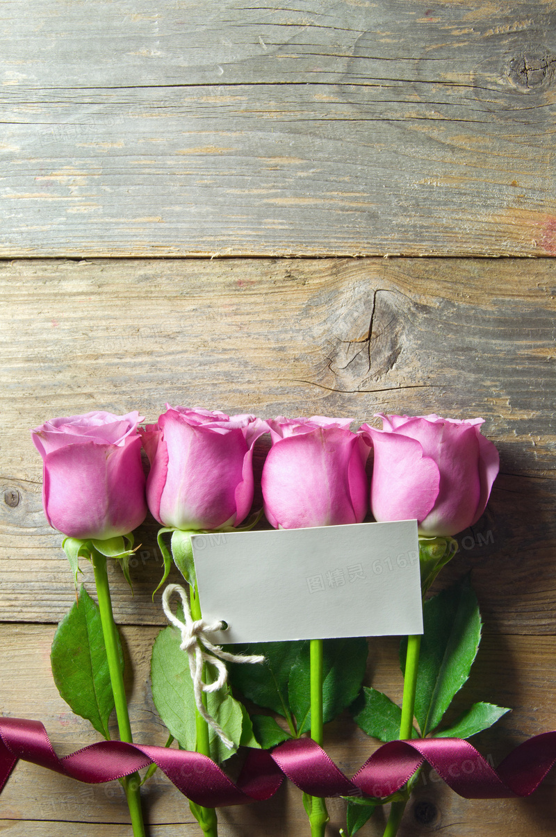 桌面上的几朵玫瑰鲜花摄影高清图片