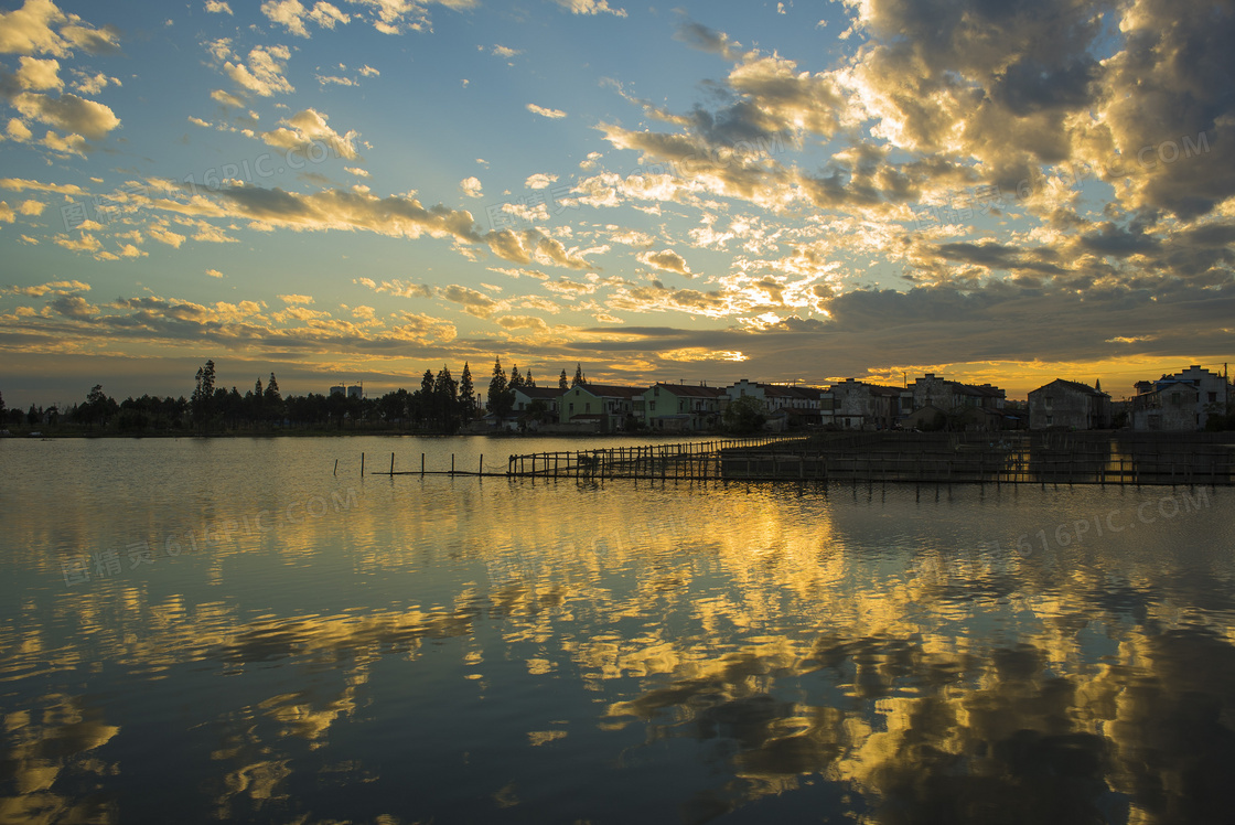 湖边民居夕阳美景摄影图片