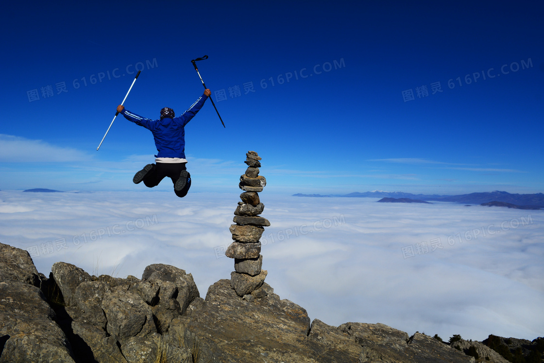 蓝天云海与跃起的登山人物高清图片