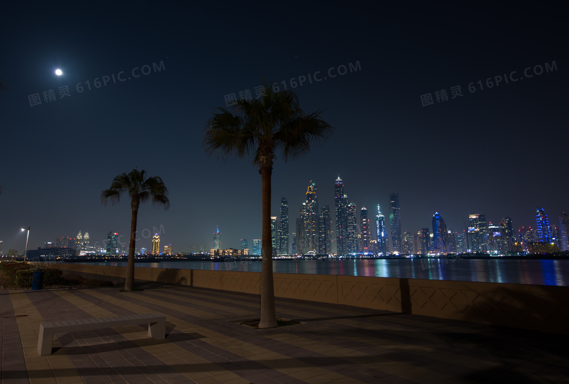 远处的迪拜城市建筑物夜景高清图片