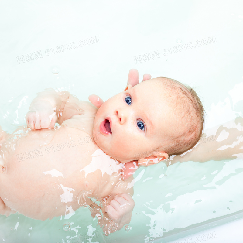 下水洗澡的大眼睛宝宝摄影高清图片