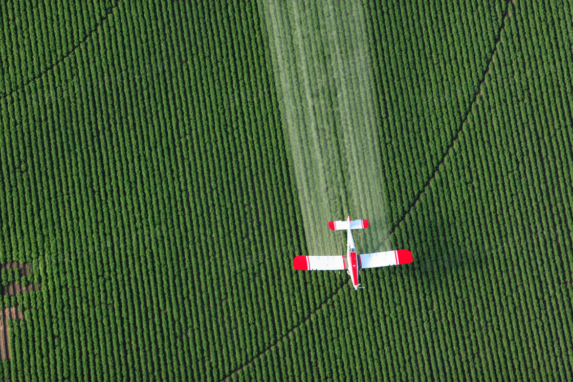 规模化喷洒农药的农场摄影高清图片