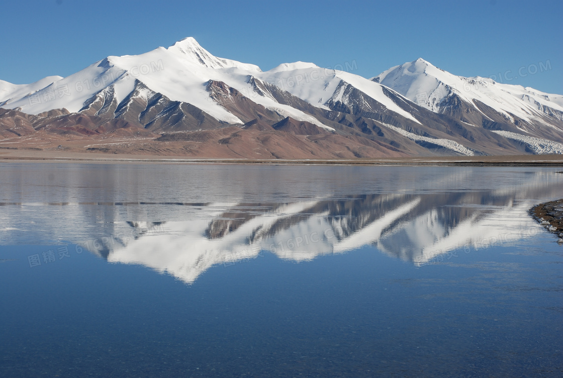 美丽的雪山湖泊摄影图片