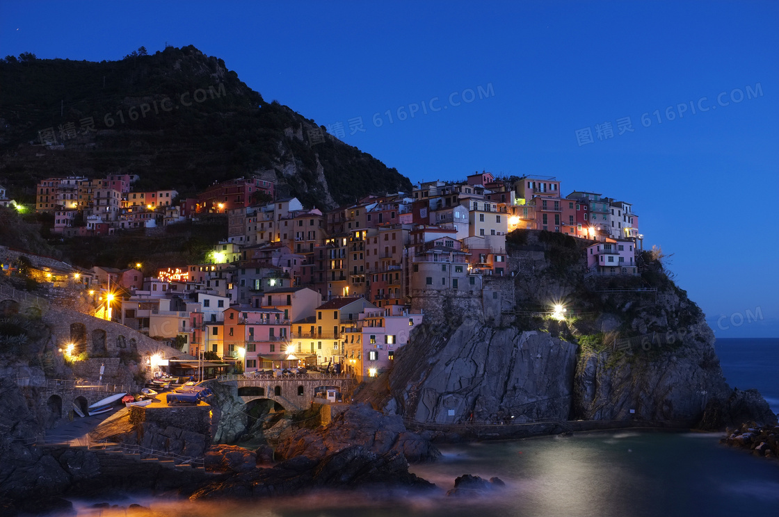 依山而建的建筑物夜景摄影高清图片