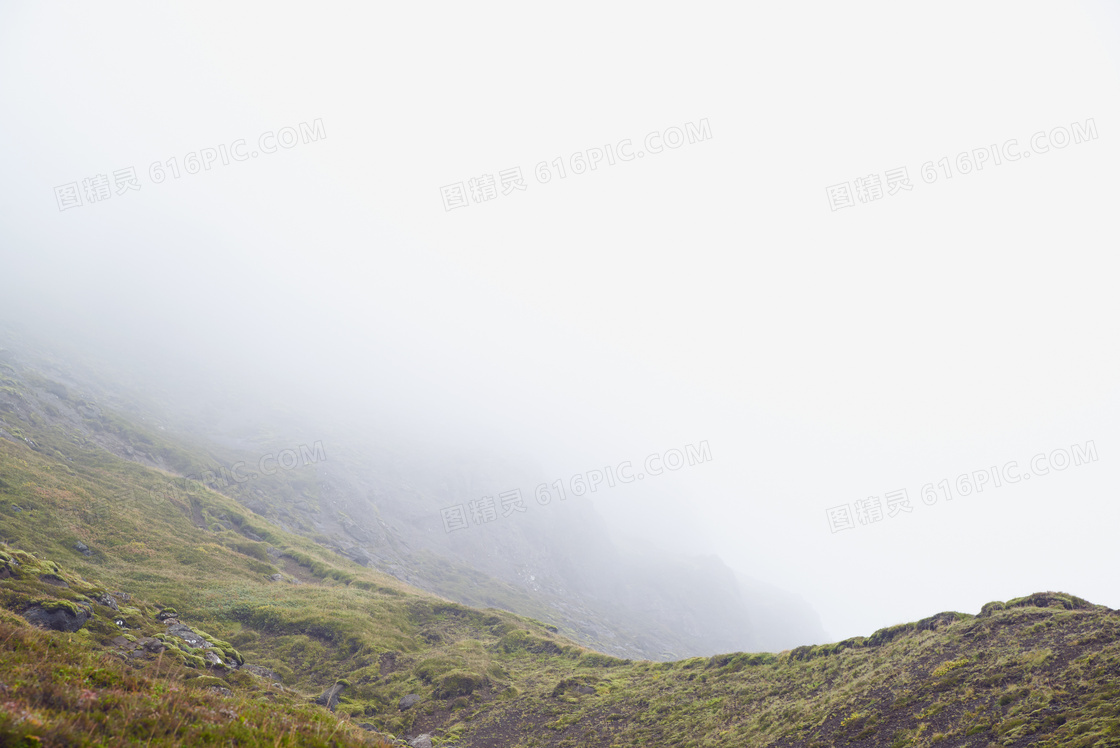 雾气茫茫中的大山风景摄影高清图片