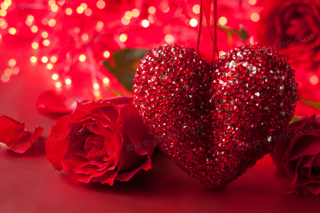 红色玫瑰花与镶钻饰物摄影高清图片